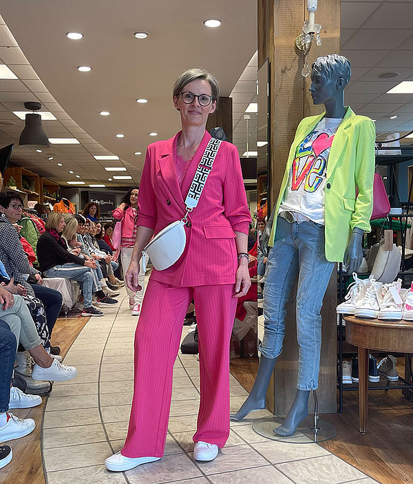FRUEHLINGS-MODENSCHAU
