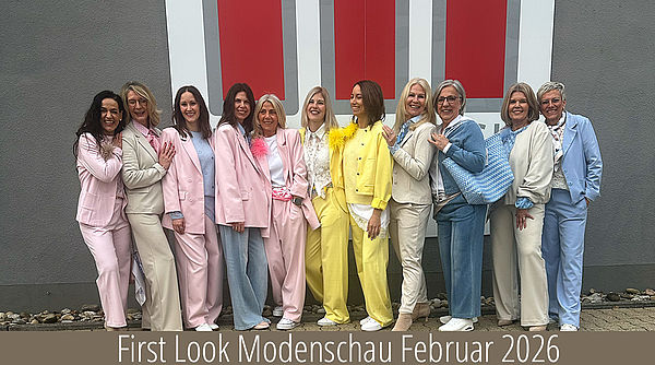 Am 25. Februar 2026 fand bei Mode in Eichstetten die first Look Modenschau statt. Das Bild zeigt uns das Model Team mit der Inhaberin Stephanie Kandetzki im Hintergrund sehen wir ein großes Logo der Firma Mode Vogl